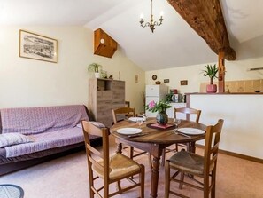 TV - Charming Renovated Farmhouse with Pond, Near Nantes - WiFi, Baby Equipment Included (Corcoué-sur-Logne)