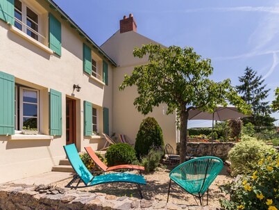 Fisherman's house with terrace by the Loire, wifi, bikes and baby equipment