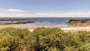 A coastal landscape with rocky terrain, a sandy beach, and a clear sky. - Beachfront Apartment with Stunning Sea Views, Wi-Fi, and BBQ Area (Piriac-sur-Mer)