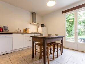 Fridge, microwave, oven, dishwasher - Charming Cottage with Garden, Bikes, and Modern Amenities Near Nantes (Rouans)