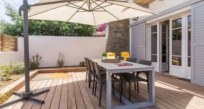 Cozy Seaside Cottage with Spa, Close to Beach, Shops, and Train Station in Pornic