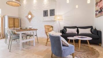 Televisie, een tafeltennistafel en een stereo