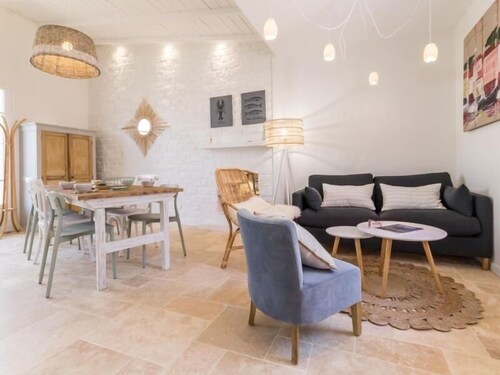 Cozy Seaside Cottage with Spa, Close to Beach, Shops, and Train Station in Pornic
