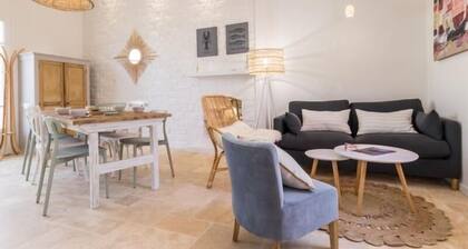 Cozy Seaside Cottage with Spa, Close to Beach, Shops, and Train Station in Pornic
