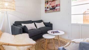 Televisie, een tafeltennistafel en een stereo