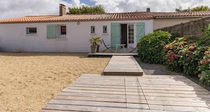 Charming Renovated Farmhouse with Large Garden Near Beaches and Pornic