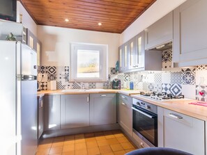 Réfrigérateur, four à micro-ondes, un four, lave-vaisselle