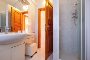 Regadera, secadora de cabello, bidet 