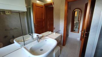 Dusche, Haartrockner, Bidet