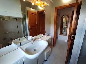 Een douche, een haardroger, een bidet