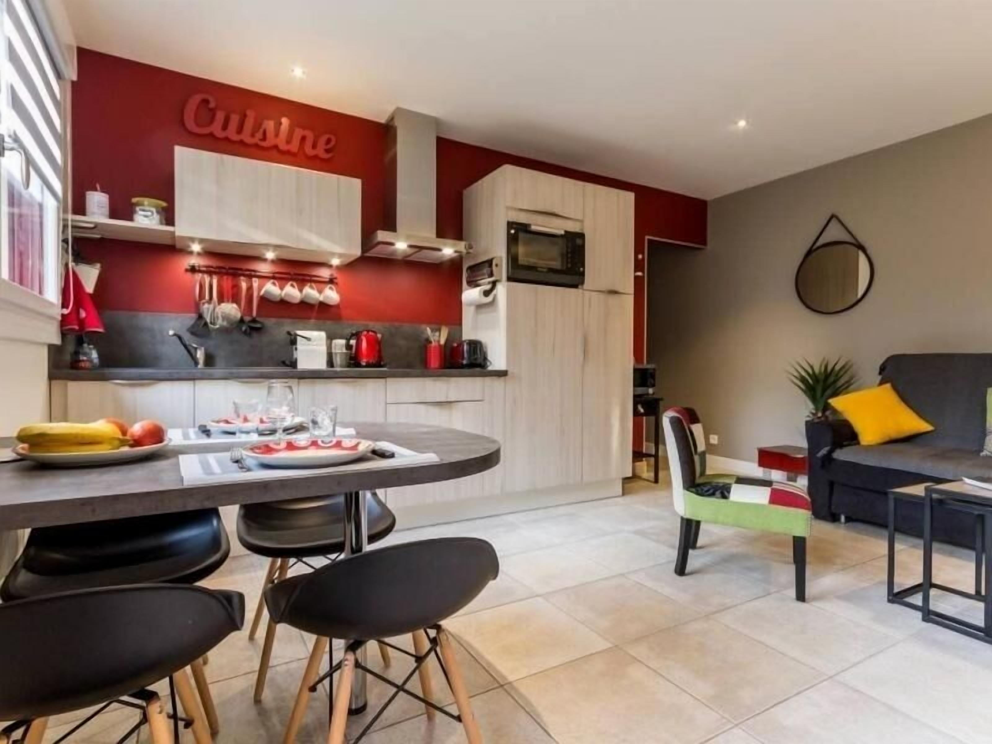 Een koelkast, een magnetron, een oven, een vaatwasser