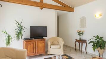 Televisie, een dvd-speler en een stereo