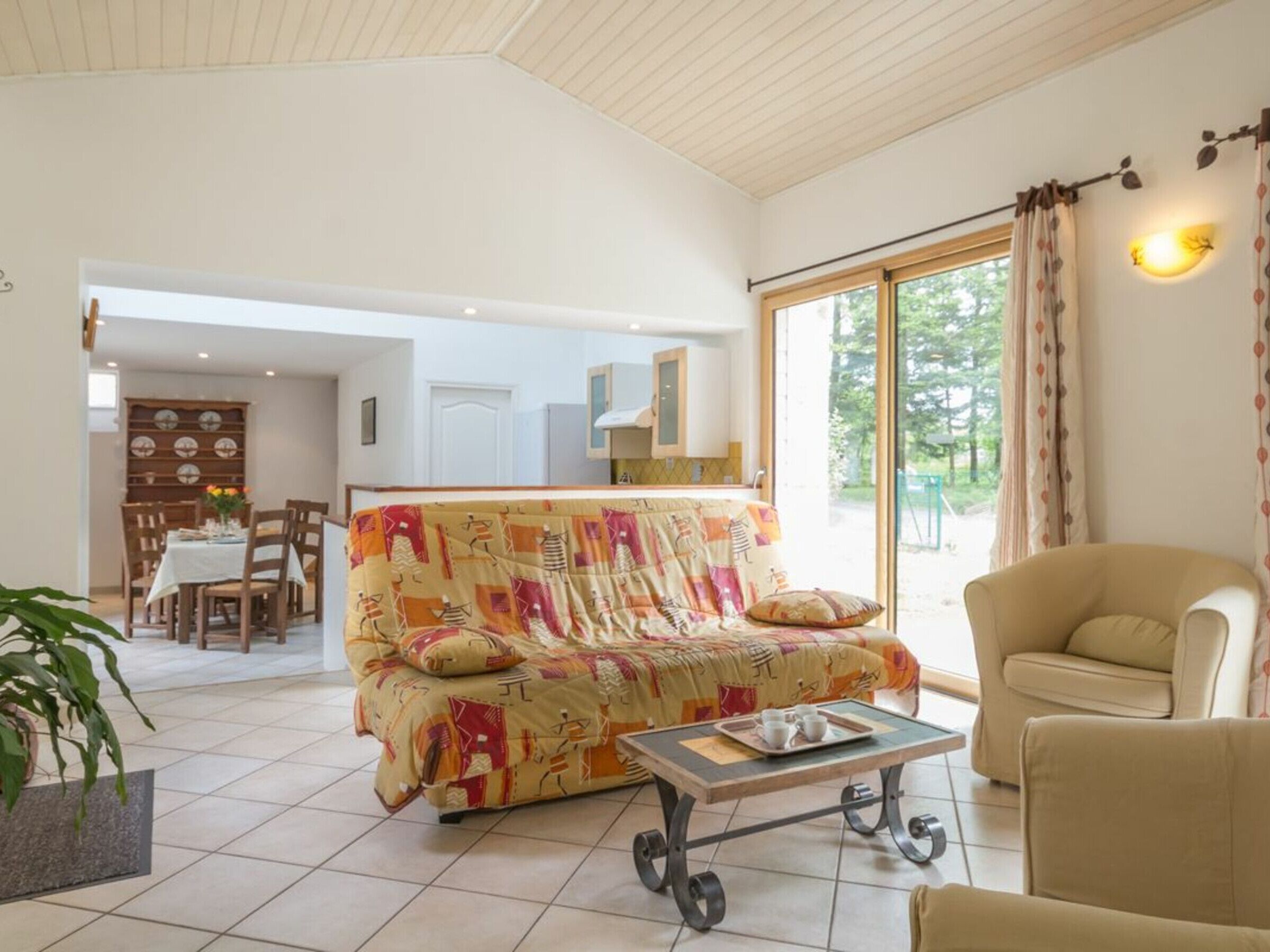 Télévision, lecteur de DVD, chaîne hi-fi