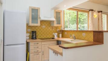 Een koelkast, een microgolfoven, een oven, een vaatwasser