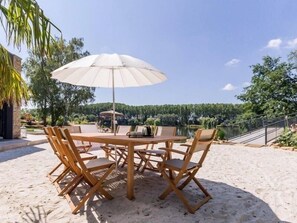 Outdoor dining - Luxury Villa with Private Island, Heated Pool, Spa & Sauna near Nantes (Ligné)