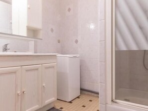 Bathroom - Quiet cottage on vineyard, fireplace, wifi, baby equipment, near Nantes (Le Landreau)