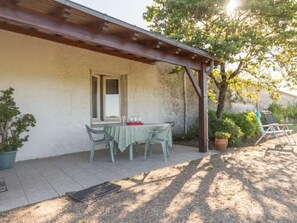 Outdoor dining - Quiet cottage on vineyard, fireplace, wifi, baby equipment, near Nantes (Le Landreau)