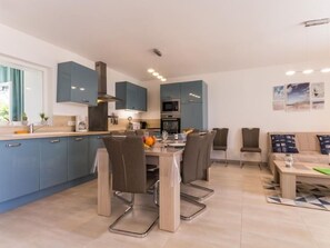 Kühlschrank, Mikrowelle, Ofen, Geschirrspüler
