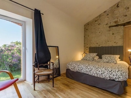 1 bedroom, free WiFi, bed sheets. Charming Cottage in Vineyards - Near Nantes & Clisson - WiFi, Family-Friendly