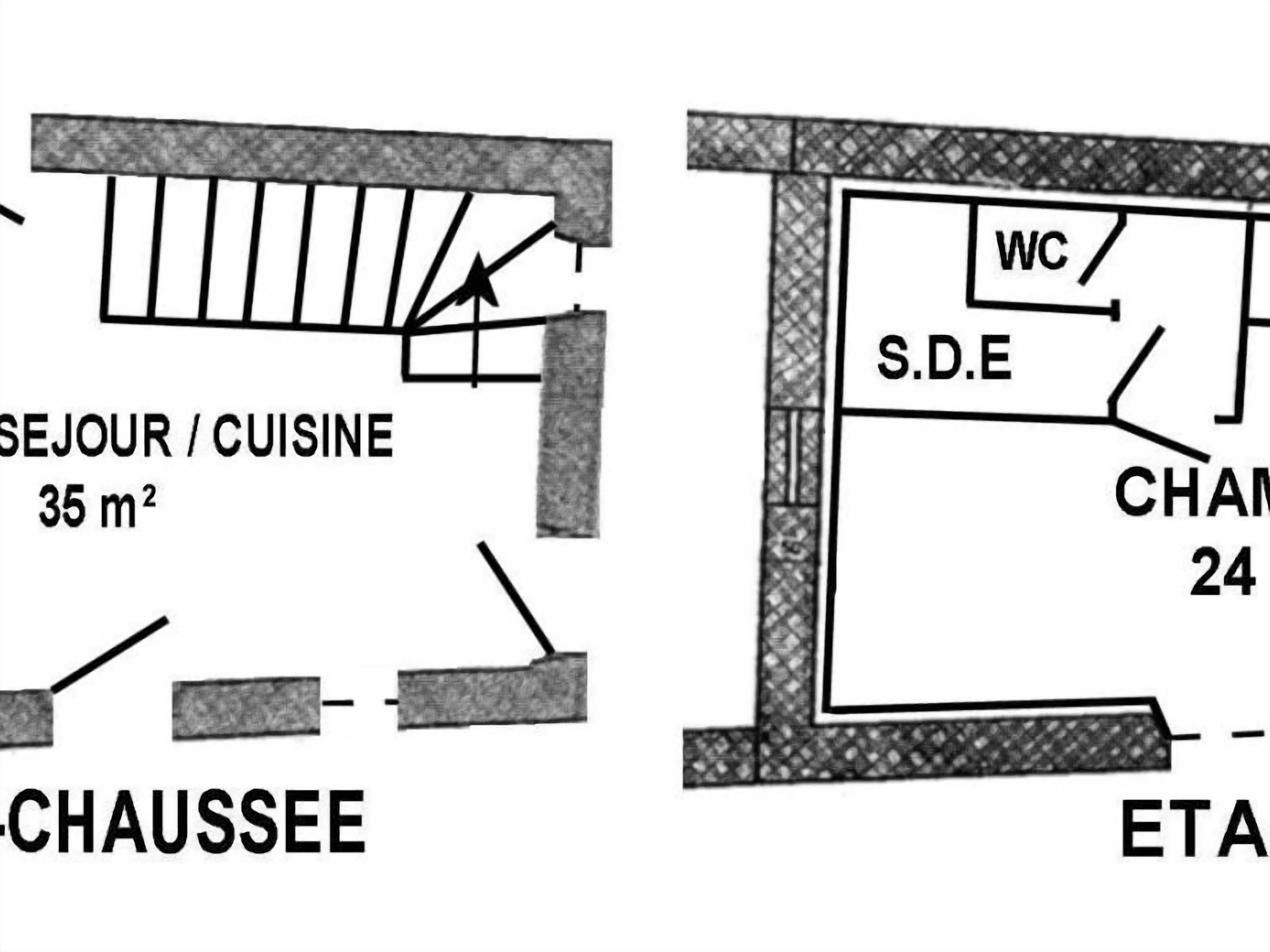 Un plan d’étage comprenant une cuisine de 35 m², des toilettes et une salle de bain avec douche.