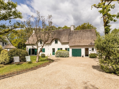 Charming Thatched Cottage in Peaceful Hamlet near Guérande and La Baule