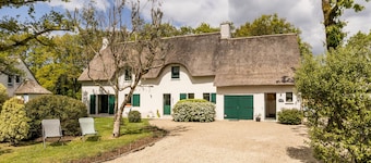 Charming Thatched Cottage in Peaceful Hamlet near Guérande and La Baule