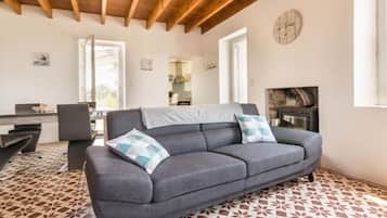 Télévision, baby-foot, table de tennis de table