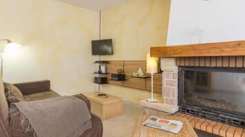 Televisión, reproductor de DVD, estéreo