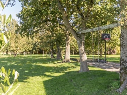 Charming Family Cottage: Enclosed Yard, Park Access, Bikes, Baby Gear, Near Grand Lieu Lake