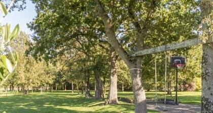 Charming Family Cottage: Enclosed Yard, Park Access, Bikes, Baby Gear, Near Grand Lieu Lake