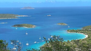 Un paisaje costero con varias islas y aguas azul turquesa.