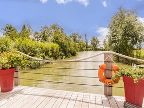 Property grounds - Charming Renovated Barn with Pool and WiFi (Villeneuve-en-Retz)
