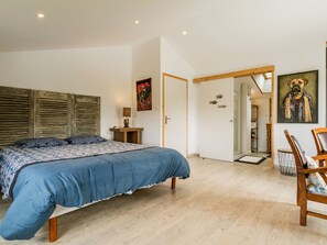 2 bedrooms, free WiFi - Charming Renovated Barn with Pool and WiFi (Villeneuve-en-Retz)