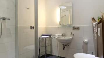 Doppelzimmer | Badezimmer | Dusche, Haartrockner, Handtücher, Seife