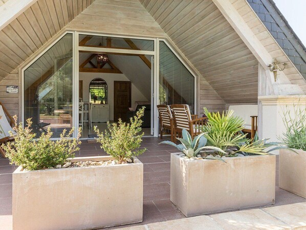 Terrace/patio - Cozy Retreat with Heated Pool near Nantes (Saint-Étienne-de-Montluc)