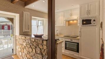 Een koelkast, een microgolfoven, een oven, een vaatwasser