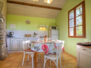 Dining - Renovated mill with enclosed garden near Pornic (Pornic-Le Clion sur Mer)