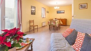 Un salon confortable avec un canapé et une table à manger.