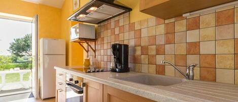 Een koelkast, een microgolfoven, een oven, een vaatwasser