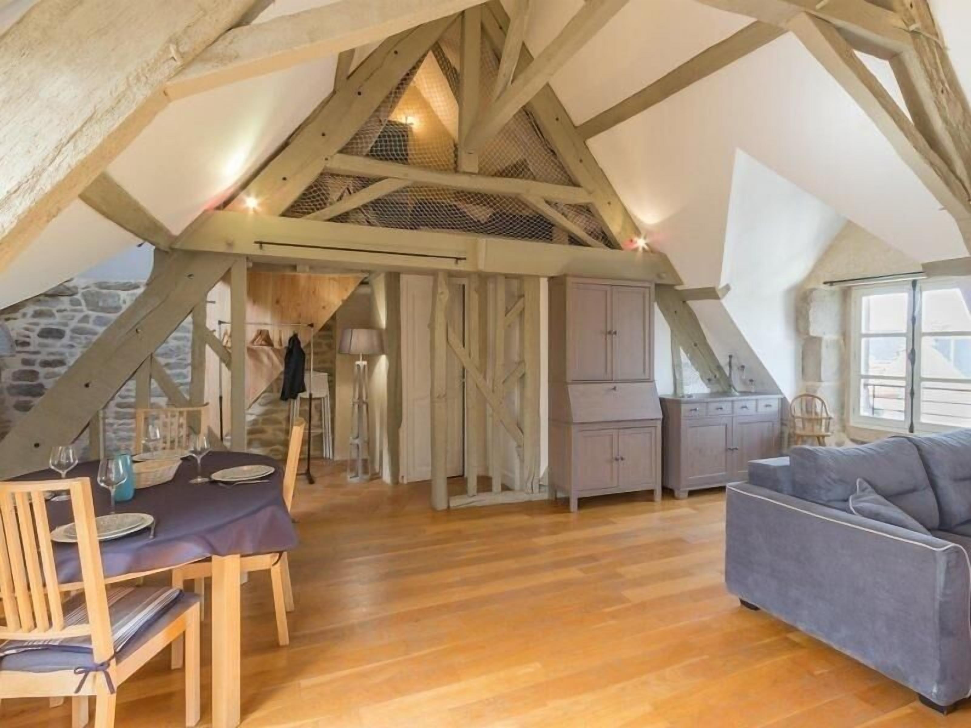 Televisión, chimenea y reproductor de DVD 