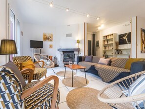 TV, DVD player - Spacious Ground-Level Home with Large Yard, Terrace, WiFi, and Game Amenities in Malville (Malville)