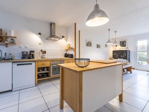 Fridge, microwave, oven, dishwasher - Spacious Ground-Level Home with Large Yard, Terrace, WiFi, and Game Amenities in Malville (Malville)