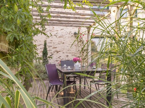 Renovated Home near Loire: Garden, Modern Amenities, 3 Bedrooms, Close to Nantes