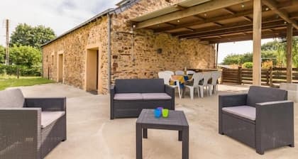 Charming House with Scenic Valley Views, Near Erdre River, Sleeps 8, Pet-Friendly