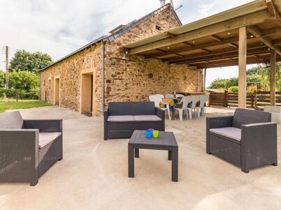 Charming House with Scenic Valley Views, Near Erdre River, Sleeps 8, Pet-Friendly