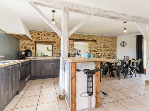 Charming House with Scenic Valley Views, Near Erdre River, Sleeps 8, Pet-Friendly