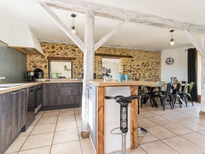 Charming House with Scenic Valley Views, Near Erdre River, Sleeps 8, Pet-Friendly