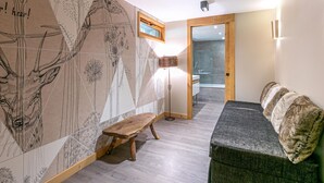 Um interior moderno com um banco de madeira, um sofá e uma parede estampada.