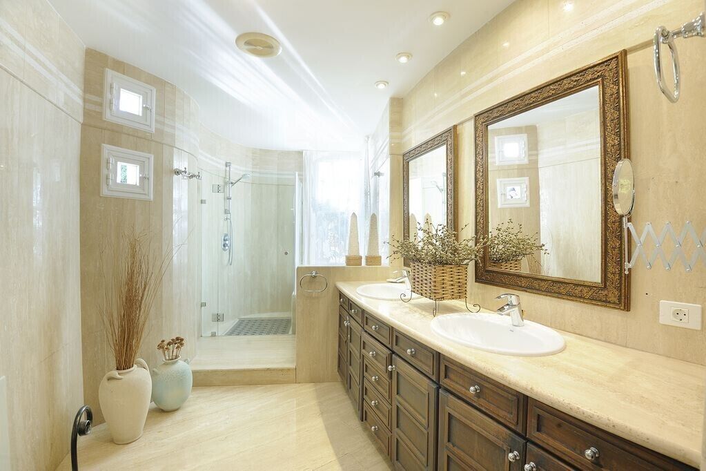 Bathtub, free toiletries, hair dryer, towels