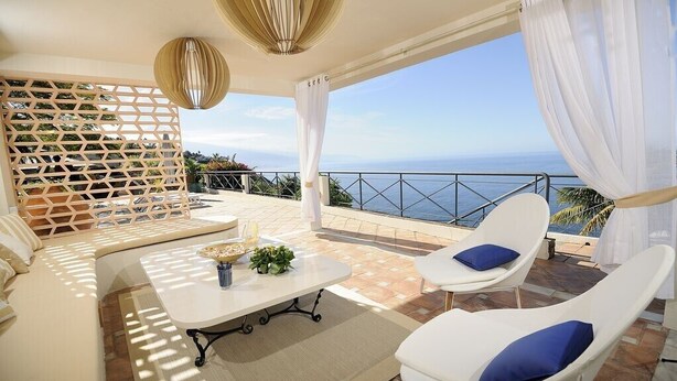 A balcony with a sofa, chairs, and a table, overlooking a scenic ocean view. - Luxury Villa Bahía with Infinity Pool, Panorama View, Sauna & Fitness Area (El Sauzal)